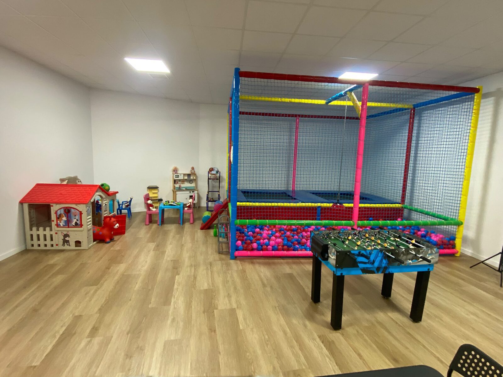 Vista completa del parque de bolas y la Sala 1 en Vive el Momento, Paiporta