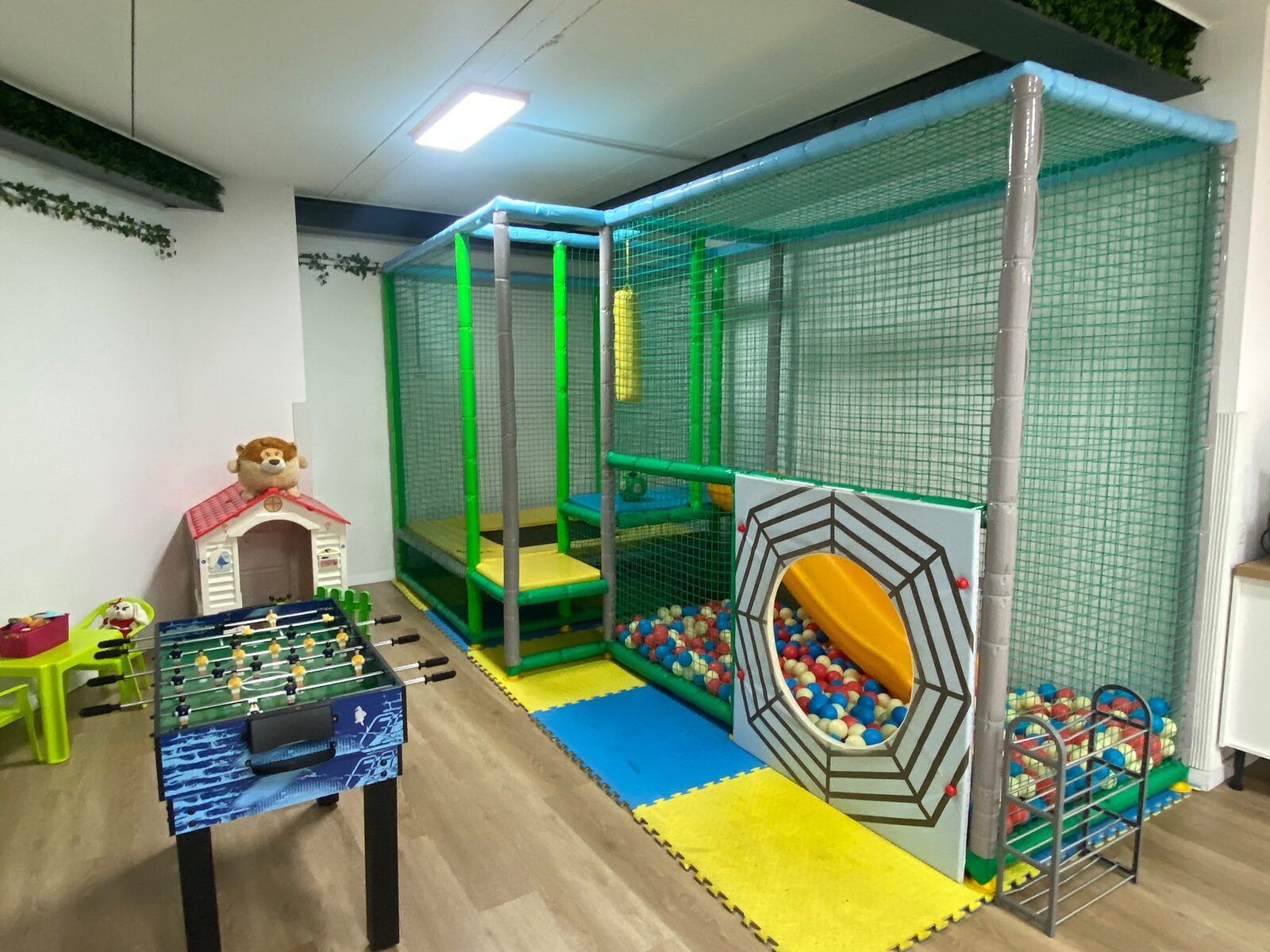 Tobogán y parque de bolas de la Sala 2 en Vive el Momento, Paiporta