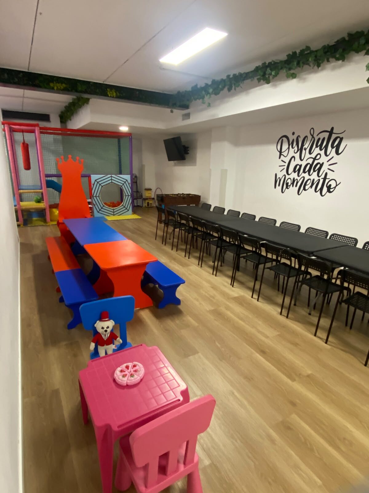 Sala 3 de Vive el Momento en Paiporta con el mural Disfruta Cada Momento